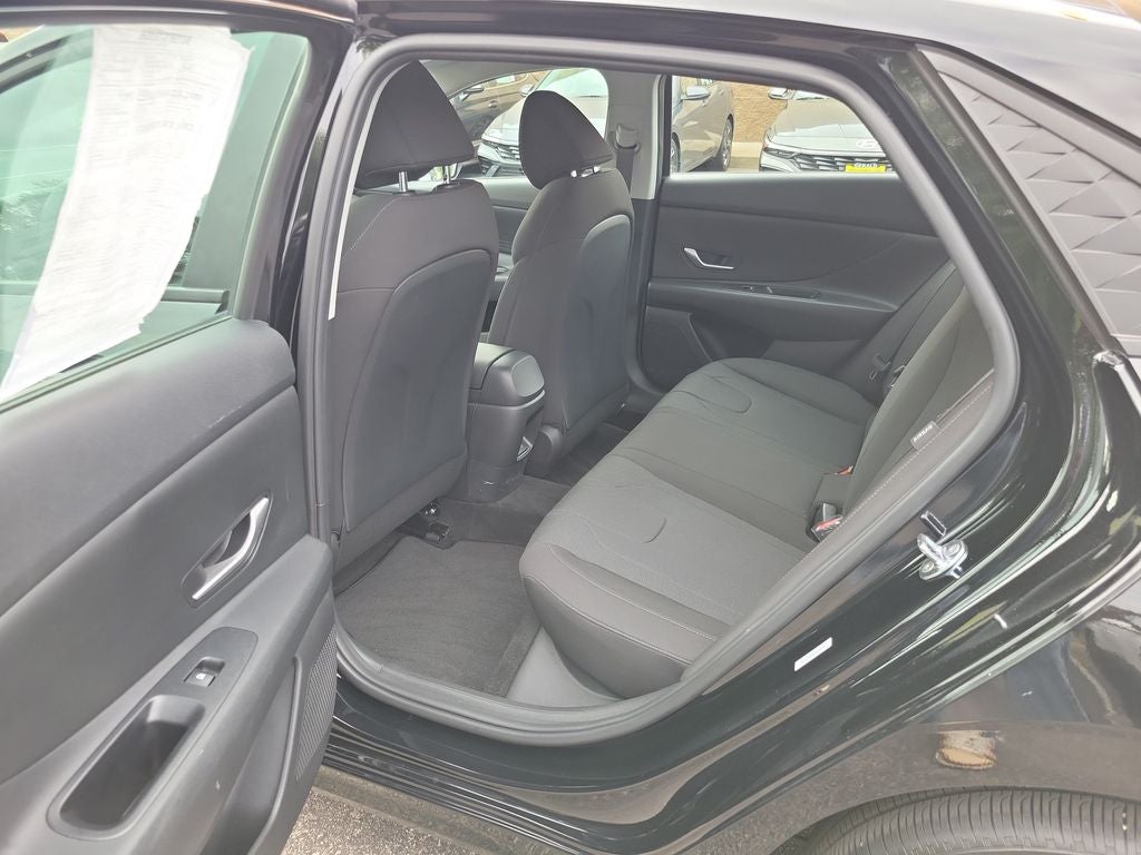 2025 Hyundai Elantra SE