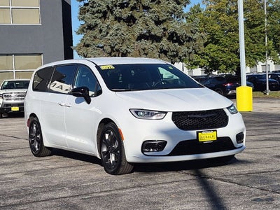 2026 Chrysler Pacifica Select