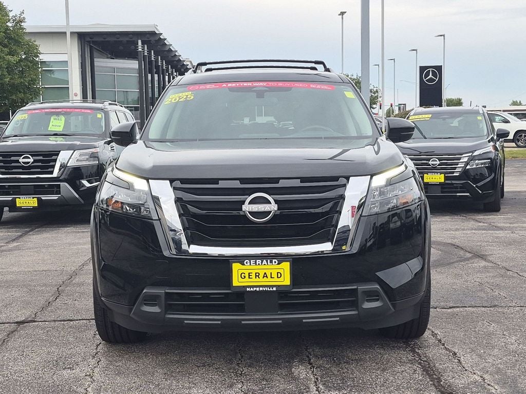 2025 Nissan Pathfinder SV