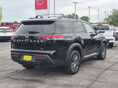 2025 Nissan Pathfinder SV