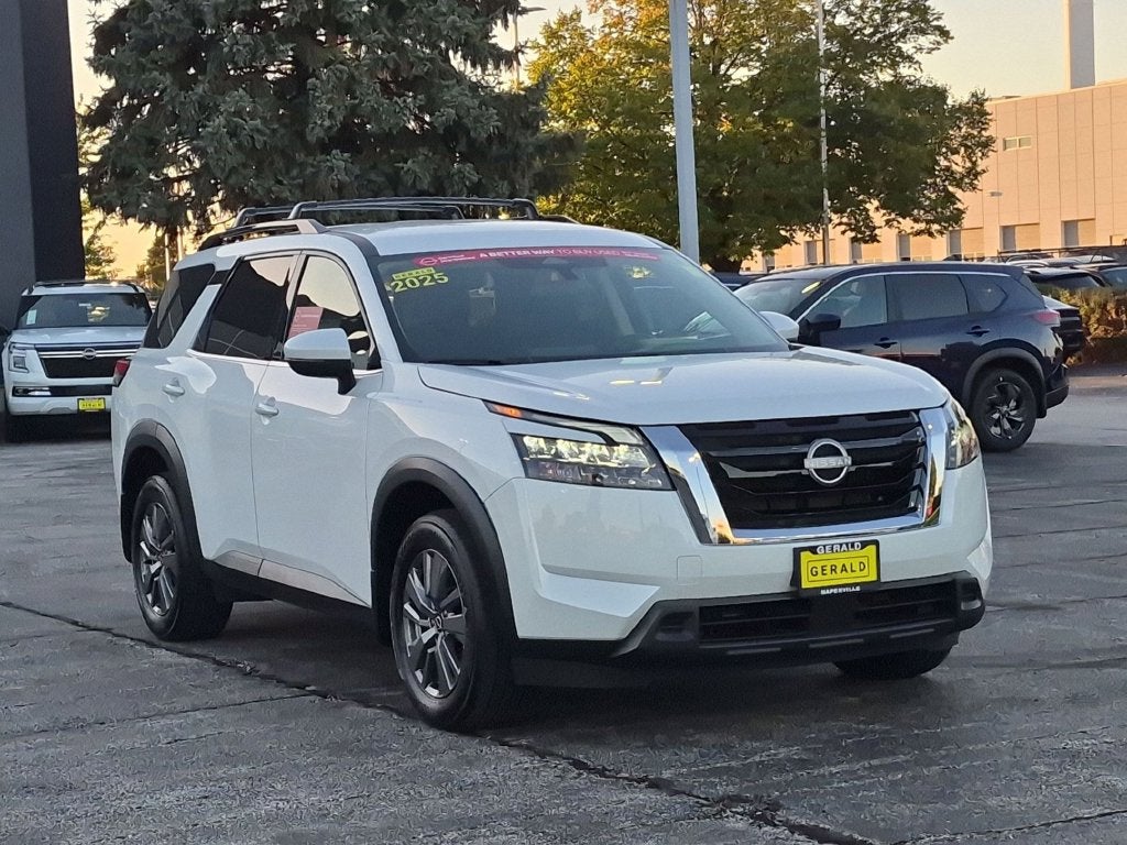 2025 Nissan Pathfinder SV
