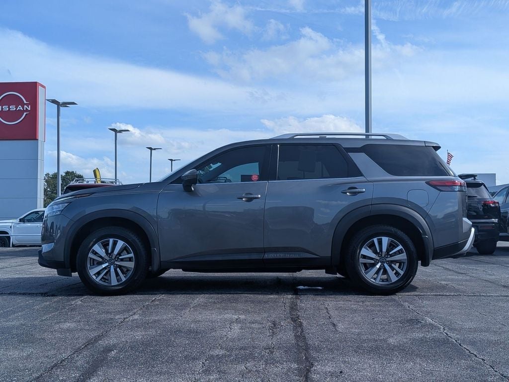 2022 Nissan Pathfinder SL