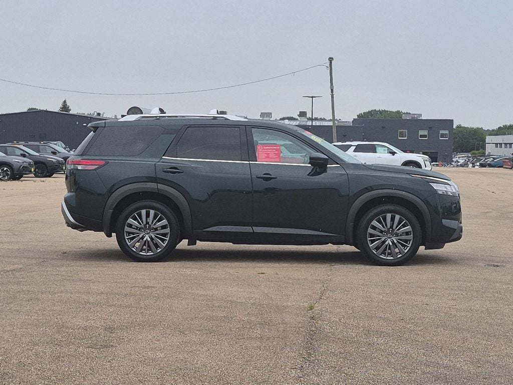 2024 Nissan Pathfinder SL